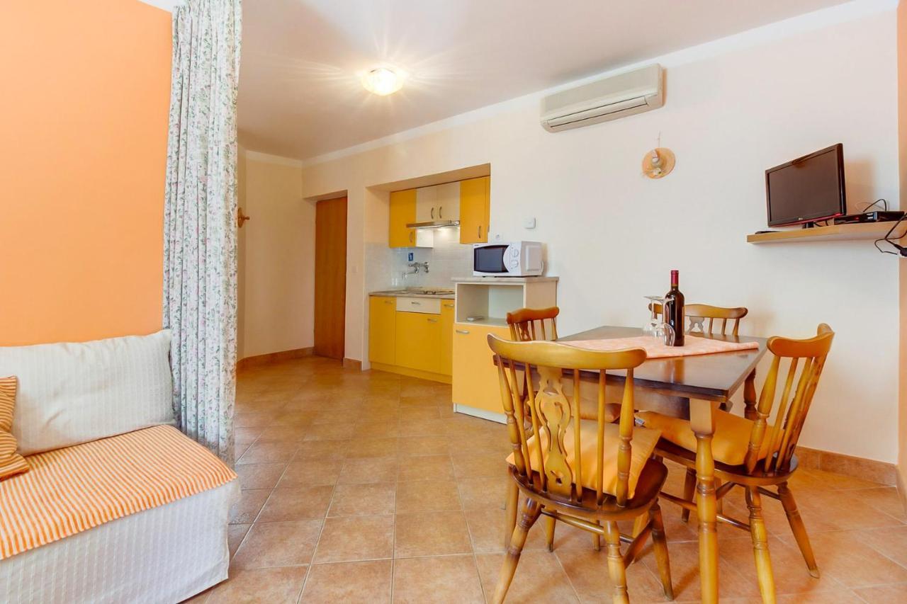 Apartments With A Parking Space Mali Losinj Mali Lošinj Exterior foto